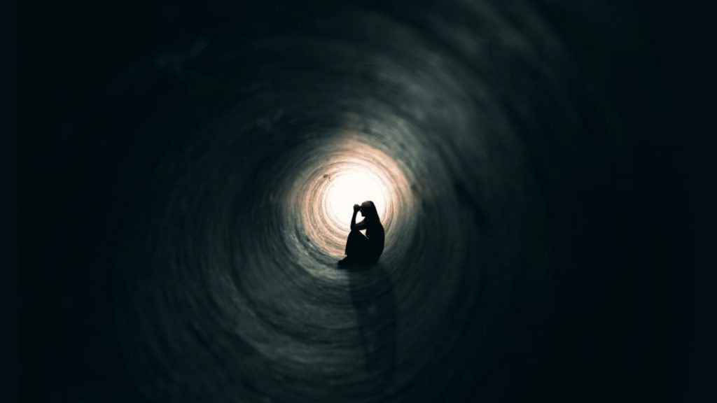 Femme Tunnel Anxiete Concept 1024x576